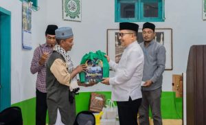 Bupati Banggai saat memberikan cindramata.
