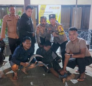 Pelaku saat diamankan di Mapolsek Kejayan (polsek for faktahukum.co.id)