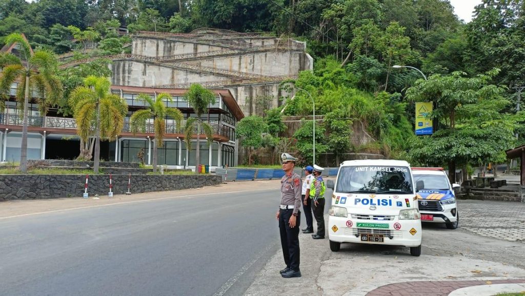 Kanit Kamsel Satlantas Polres Kulon Progo saat mengecek Lokasi Perbatasan.