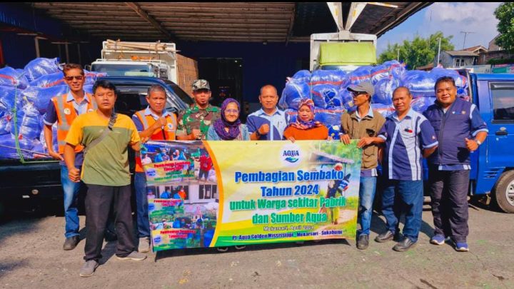 Aqua Mekarsari saat membagikan 1.100 Paket Sembako kepada masyarakat.
