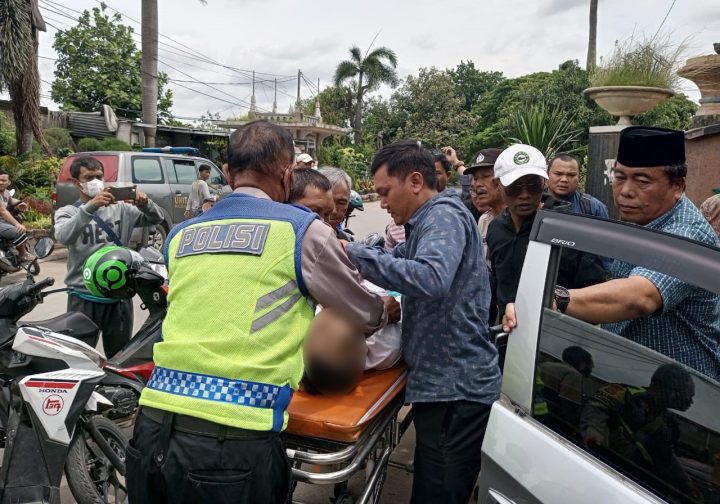 Saat pihak kepolisian dibantu warga, mengevakuasi korban. (Bambang Sugiarto)