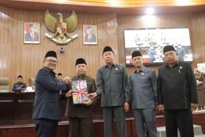 Pj. Walikota Bekasi saat menyerahkan LPKJ kepada Ketua DPRD.