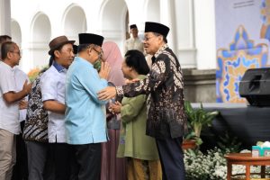 Pj. Walikota Bekasi saat menghadiri acara halal bihalal di Pemprov Jabar.