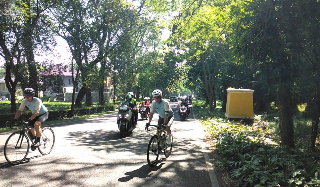 Kapolda Jawa Timur saat mengayuh sepada angin di Tamandayu, Pasuruan (BM)