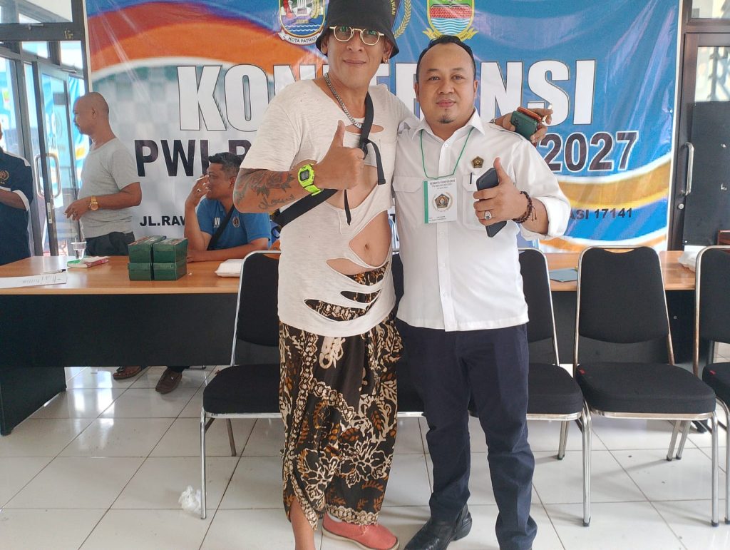 Frist Saikat bersama Ade Muksin, usai konferensi pemilihan Ketua PWI.