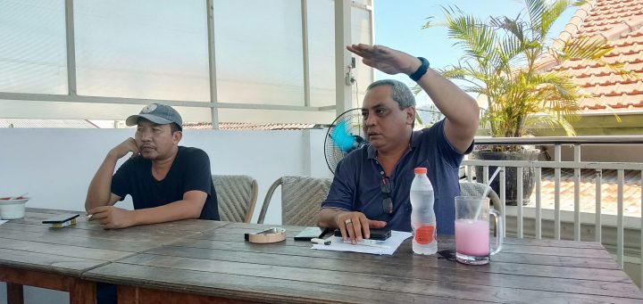 Penasehat Lembaga Advokasi Mahali Rusman Ariansyah didampingi Ketua Mahali Muhammad Ali saat konferensi pers