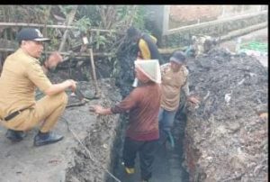 Lurah Jatibening Baru, saat memantau ke lokasi.