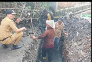 Lurah Jatibening Baru, saat memantau ke lokasi.
