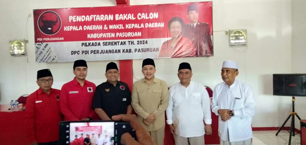 Rusdi Sutejo Calon Bupati Pasuruan didampingi ketua DPC PDI Perjungan foto bersama (BM)