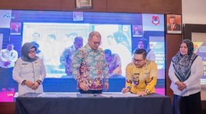 Bupati Banggai saat menandatangani PKB dengan salah satu perusahaan di Banggai.