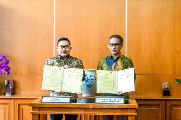 Bupati Banggai saat menunjukkan perjanjian kerjasama di UGM.