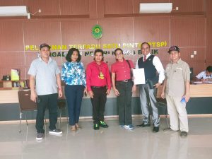 Para Kuasa hukum 'Aman' dari LBH MBB saat berada di Kantor Pengadilan Negeri Nanga Bulik, Lamandau.