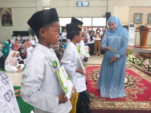 Ketua PP Muslimat Khofifah Indar Parawansa saat menyalurkan santunan kepada anak yatim piatu (BM)