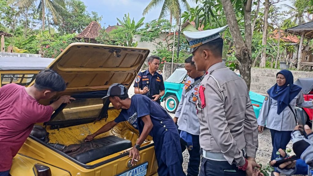 Kanit Kamsel Satlantas Polres Kulon Progo saat mengecek Kendaraan bermotor.