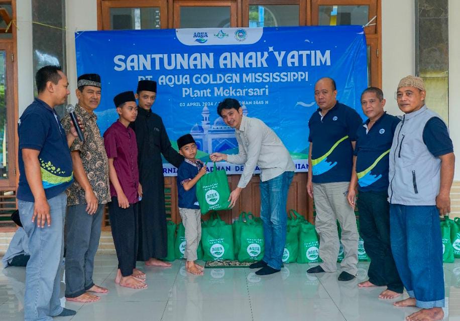 Saat pihak Aqua Mekarsari memberikan santunan keada anak yatim.