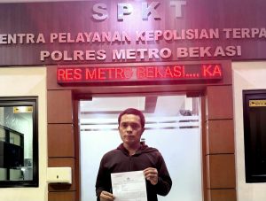Pirlen, Pemred Koran Mediasi menunjukkan bukti laporan ke pihak kepolisian.