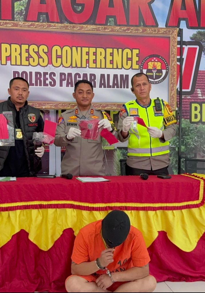 Kapolre Pagaralam saat menunjukkan barang bukti.