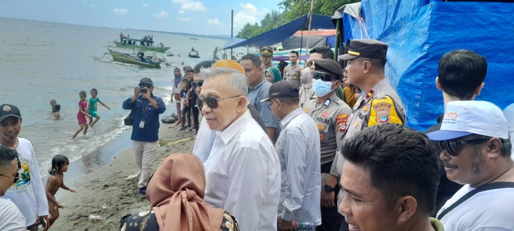 Bupati dan Wabub Banggai saat mengunjungi Pantai Hek Permai.
