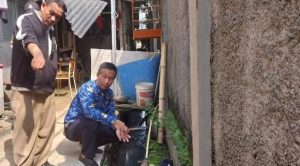 Lurah Badru Tamam saat ke lokasi saluran air yang mampet.