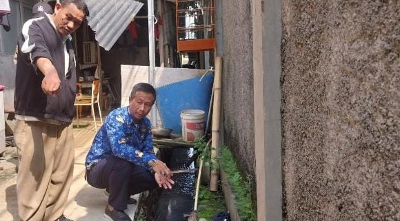 Lurah Badru Tamam saat ke lokasi saluran air yang mampet.