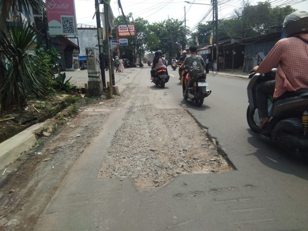 Kondisi jalan di pekerjaan PT Mandala Bakti Utama yang tidak dikasih plang atau rambu-rambu bahaya.