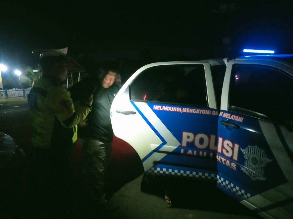 Saat anggota Sat Lantas Polres Lamandau mengevakuasi korban. (AN)