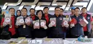 Kasat Narkoba, Kasie Humas, Kaunit 1 Res Narkoba Polres Metro Bekasi Kota saat menunjukkan barang bukti.