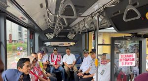 Alimudin bersama Mentri Perhubungan mencoba trayek satu BISKITA Trans Bekasi Patriot