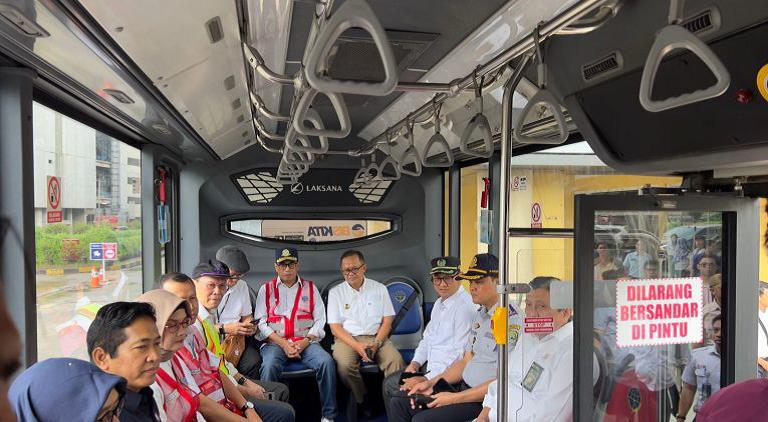 Alimudin bersama Mentri Perhubungan mencoba trayek satu BISKITA Trans Bekasi Patriot