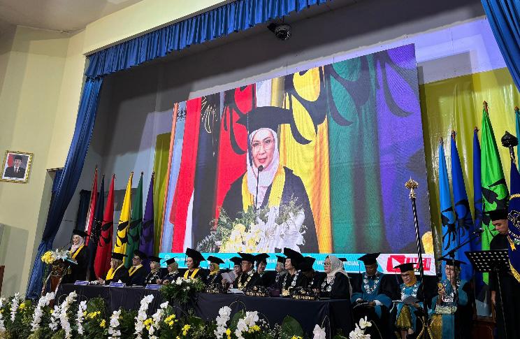 Prof. Dr. Dra, Yolanda Masnita, MM (berdiri di podium) tengah menyampaikan Orasi Ilmiah pada Sidang Terbuka Pengukuhan Guru Besar Universitas Trisakti di Jakarta, Selasa 30 April 2024 (Foto: Dok. pribadi)