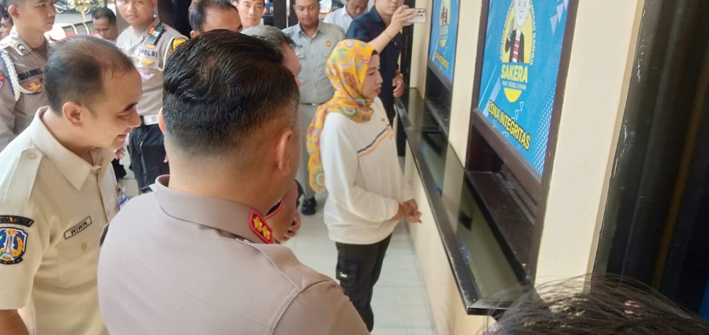 Kapolres Pasuruan AKBP Teddy Chandra meninjau langsung pelayanan smart thrue (BM/Faktahukum.co.id)