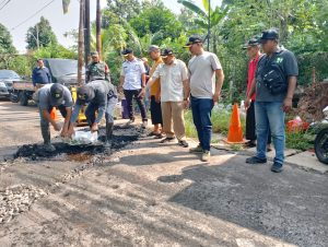 Pihak Kelurahan Jatibening Baru, saat memantau pekerjaan jalan rusak oleh DBMSDA.