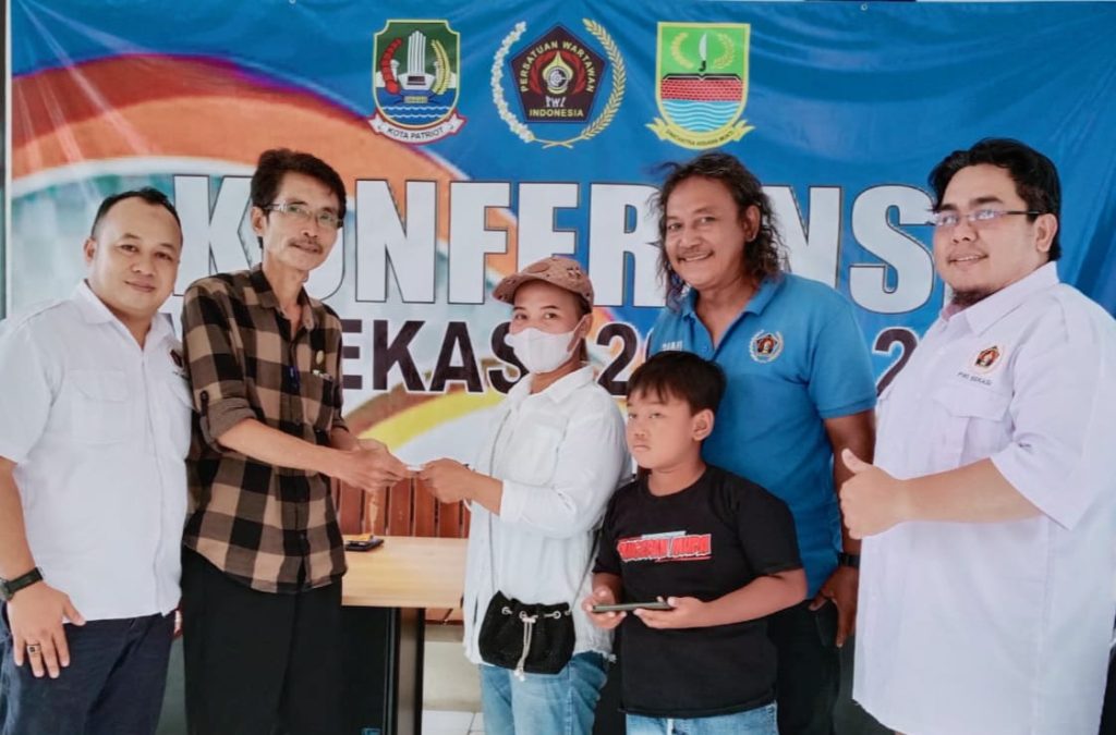 Ade Muksin, Ketua PWI Bekasi (sebelah kiri) Michael L Lengkong, Sekjen PWI Bekasi (Sebelah kanan) bersama Alfiyan, Ketua PWI Peduli saat menyerahkan bantuan kepada istri Ucay.