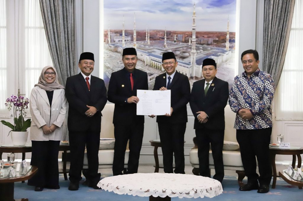 Dani Ramdan saat menerima SK Perpanjangan Pj Bupati Bekasi. (Ist)