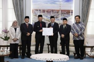 Dani Ramdan saat menerima SK Perpanjangan Pj Bupati Bekasi. (Ist)