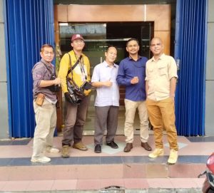 Foto bersama Manajer Operation Toto (kemeja putih) di depan Kantor Clipan Finance Bekasi 1