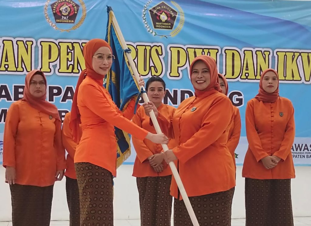 Ketua IKWI Jabar secara resmi lantik IKWI Kabupaten Bandung. (Ist)