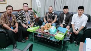 Ketua DPRD Kota Bekasi, Saat bertemu dengan Ketua, Sekertaris PWI Bekasi Raya dan Sekertaris PWI Peduli di Kantornya. (Ist)