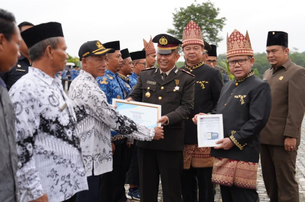 Penjabat Bupati saat menyerahkan kenaikan pangkat ASN.
