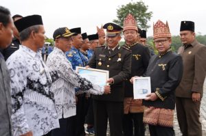 Penjabat Bupati saat menyerahkan kenaikan pangkat ASN.