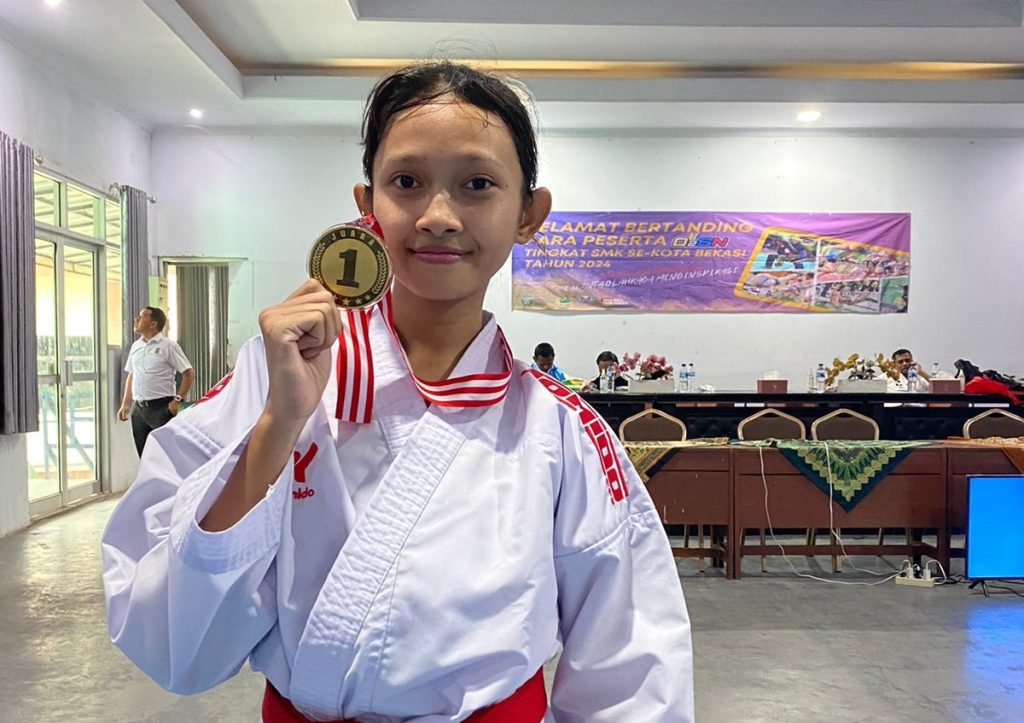 Ayu Nabila siswi kelas XI LPB