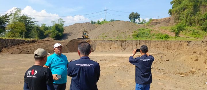 Abah munir saat menunjukkan tempat perluasan tempat pacuan kuda (BM/Faktahukum.co.id)