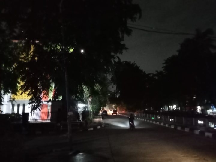 Kurang PJU, Kondisi Jl. Raya Rawa Tembaga yang gelap dan rawan terjadinya tindak kejahatan.