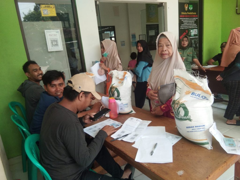 Salah satu warga penerima Bansos saat didata oleh petugas.