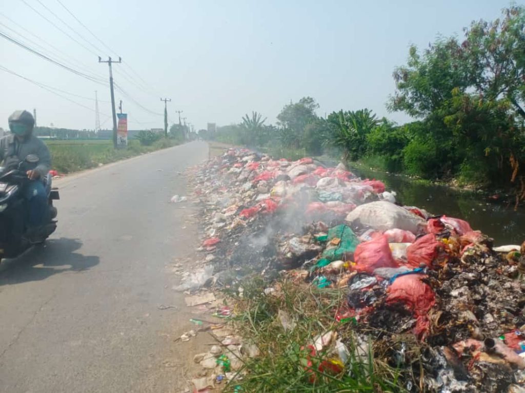 Jorok, Menumpuk dan Bau, sampah ini diduga dibiarkan. (Danu)
