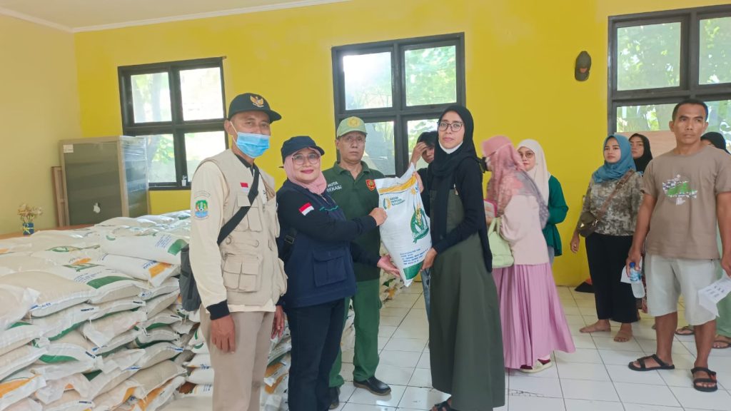 Saat petugas menyerahkan bantuan beras kepada warga.