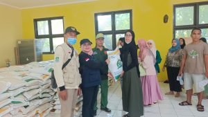Saat petugas menyerahkan bantuan beras kepada warga.