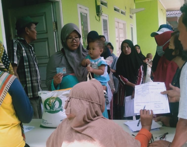 Saat warga penerima bansos di data oleh panitia.