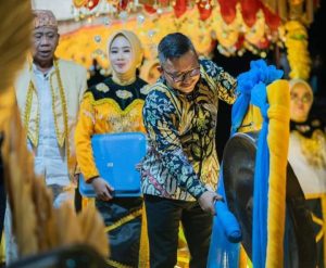 Bupati Banggai saat memukul gong, sebagai tanda dibukanya acara.