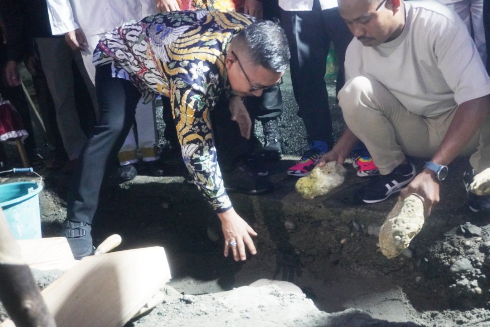 Bupati Banggai saat meletakkan Batu Pertama pembangunan masjid Nurul Ma'ari.